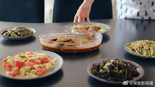 繁星鹿鸣夫妇齐心，做了一桌的饭菜，看着都香！