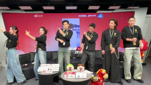 吴京孙艺洲等镖人剧组随刘耀文跳刀马舞