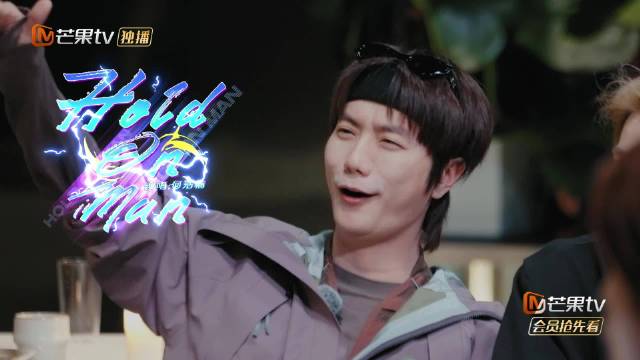 何浩楠台上安静演唱台下兄弟热情应援