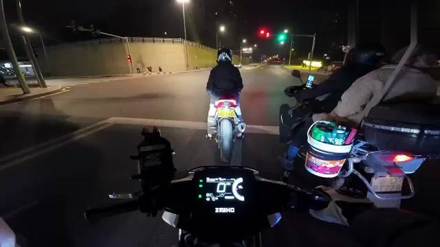 网友吐槽：精神小伙骑摩托车管不住自己的油门，结局舒适了吗？