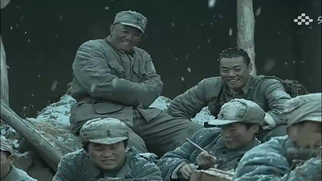 亮剑：李云龙讲故事讲得带劲，哪料到日军部队突然杀来，太败兴了！