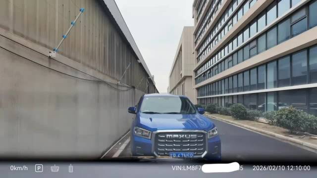 直行车道被乱停车堵住华为智驾会当场死机吗 实测太惊艳！