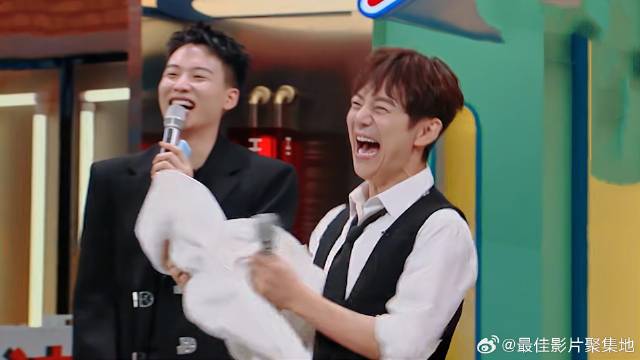 杨洋这回是真开心了，看完杨迪的反应，何炅直接笑趴！