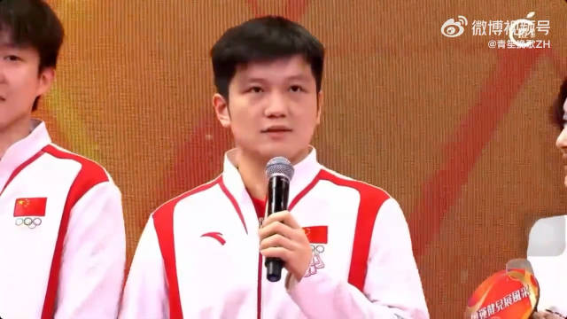 樊振东港澳表演赛秀迷你拍，粤语互动引欢笑