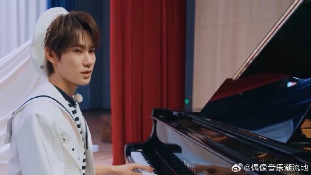 以为张真源放大招，不料就弹个小星星，自己差点憋不住笑！