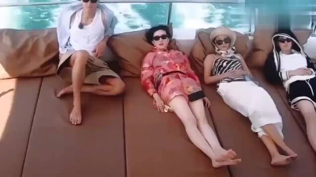 辛芷蕾让江疏影上一边去别给我传染白了，两人肤色差好大哈哈哈