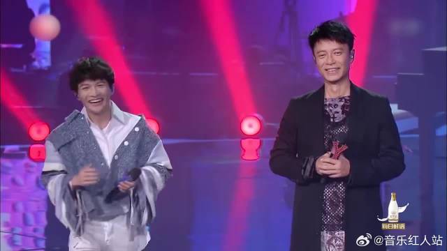时隔五年！周深再次在那英面前唱歌，手都快抖得不行了！