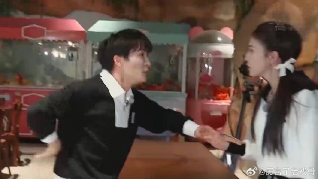 真百口莫辩了 周深被三人围堵撕名牌，又心疼又好笑的！