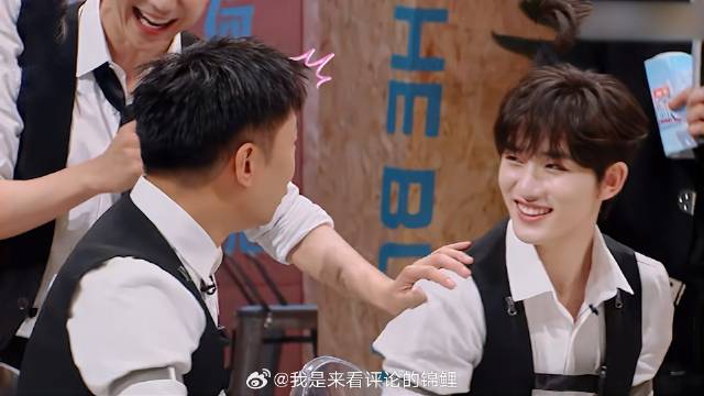 杨洋想泼杨迪，下秒何炅就给他特权，丁程鑫反应绝了！