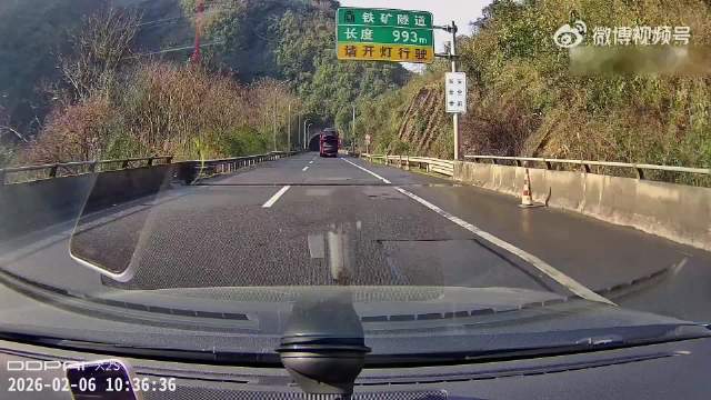 白色奇骏隧道急刹引争议，后方卡车险酿事故
