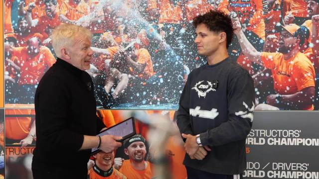 2025年F1世界冠军兰多诺里斯荣获英国汽车赛车俱乐部颁发的最高荣誉—BARC金牌