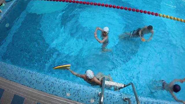 哥哥游泳集训第9天， 有趣的训练方式，F1都安排上了