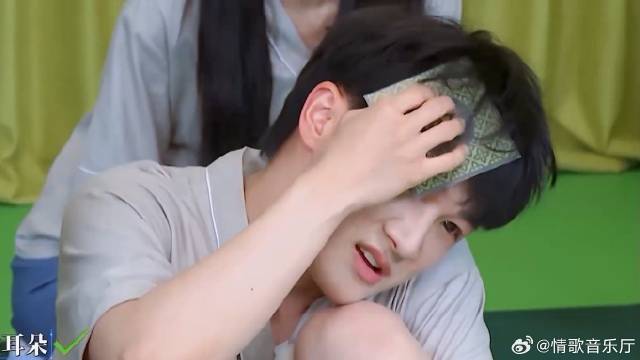 周深玩游戏把自己锁住了 高难度动作太多了，真的太牛了！