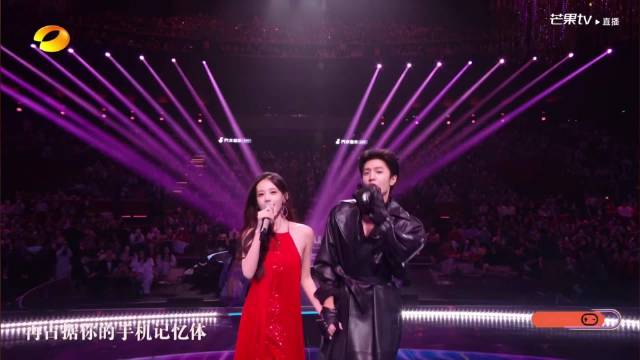 李一桐陈哲远互动眼神引关注