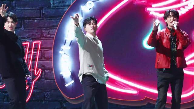 苏有朋与王赫野颜人中同台表演引热议