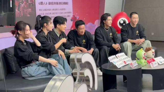 吴京镖人扫楼再现护唇名场面