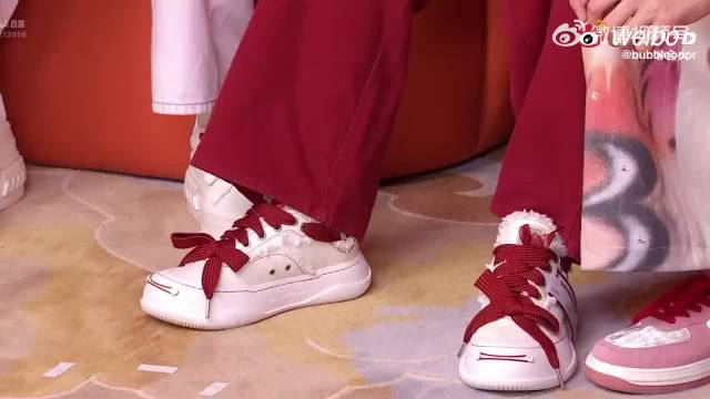 马嘉祺直播分享妈妈编红绳细节，本命年佩戴寓意深