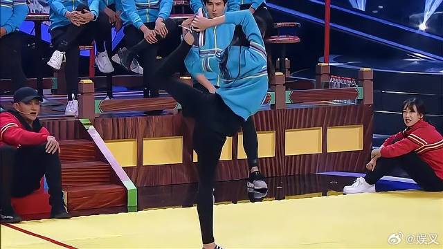 热巴舞蹈功底太强！动作一出，一旁王源表情亮了！