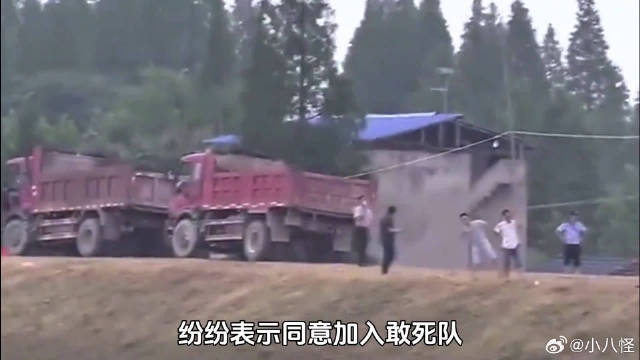 16名卡车司机，不顾生命危险将卡车冲进河堤，被称为卡车敢死队！
