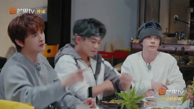 张远与猫即兴逗昊昊，快乐老友记画面搞笑