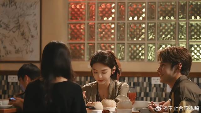 温以凡在热爱的行业发光，自信多了，脸上终于有笑容