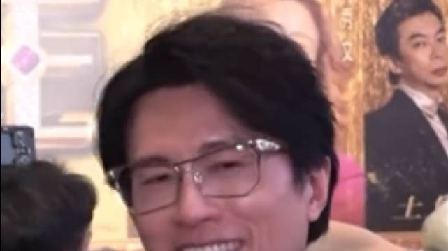 黄子华谈坐地铁但拒用老年卡，网友：谁让你保养得好呢