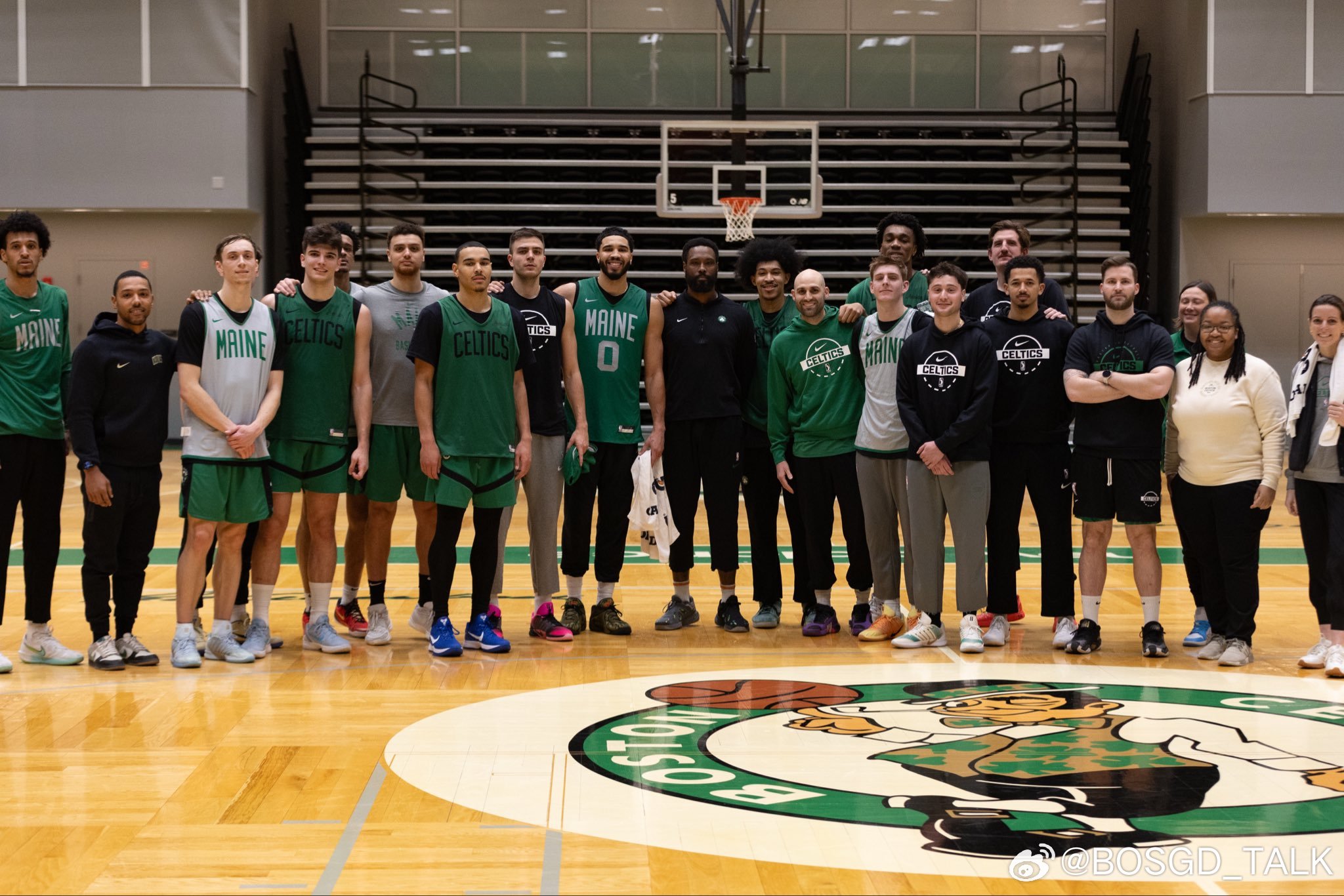 塔图姆加盟缅因凯尔特人珍贵照片， ps：他又指天