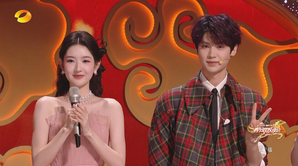 黄明昊王玉雯你画我猜玩游戏互动CUT 黄明昊格子风衣+皮鞭 好帅好会玩游戏啊