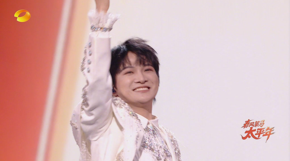 周深湖南卫视春晚演绎魔法舞台《爱丽丝卿》