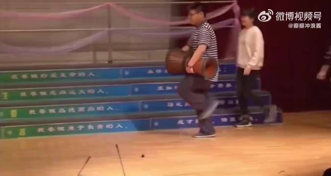 赵露思高一舞蹈表演，多才多艺的校花，台下好多人在叫她的名字