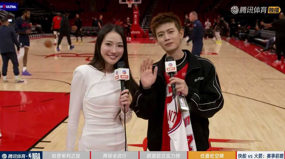 任嘉伦现身NBA火箭主场赛前采访，期待中场表演
