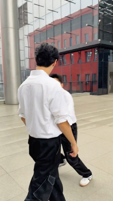 杨迪陈哲远跳依赖摇引爆笑，深V西装魔性反差帅到何炅调侃