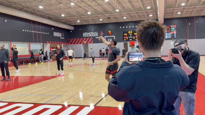 任嘉伦作为火箭队球迷，在主场还参与了哪些活动？