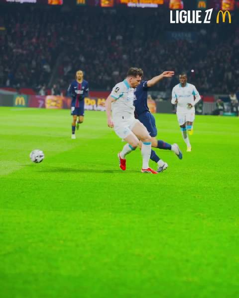 注意看细节操作！ ✂️ 若昂·内维斯停球后穿裆过掉了马赛的防守球员