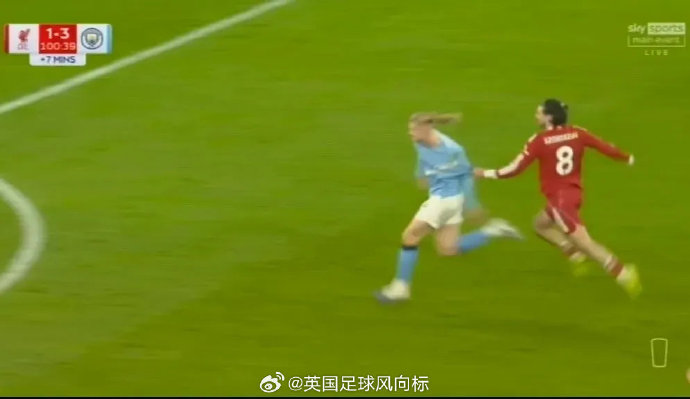 这场利物浦对阵曼城的比赛中，裁判最后时刻的判罚引发了哪些争议？