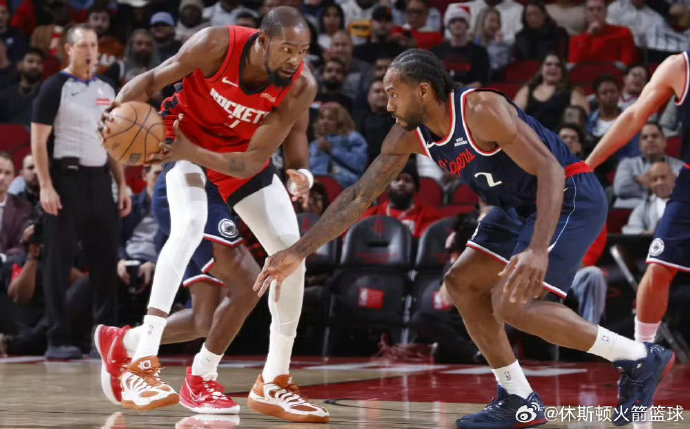 火箭队具体如何通过防守限制了快船队核心伦纳德的表现？