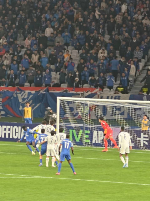 盖伊的这个头球差点破门