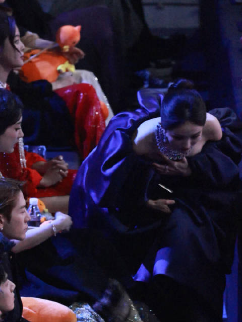 杨幂微博之夜与刘诗诗王嘉尔等好友热聊