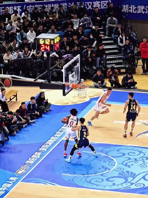 看看徐杰的防守有多强硬！再高大的对手都无所畏惧！