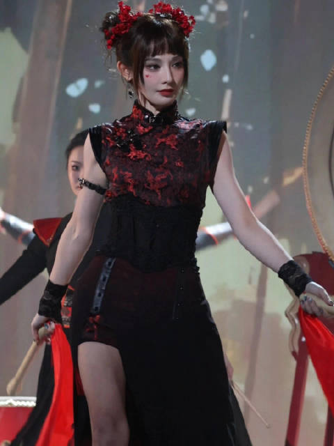 彭小苒亮相星光璀璨腰腿惊艳