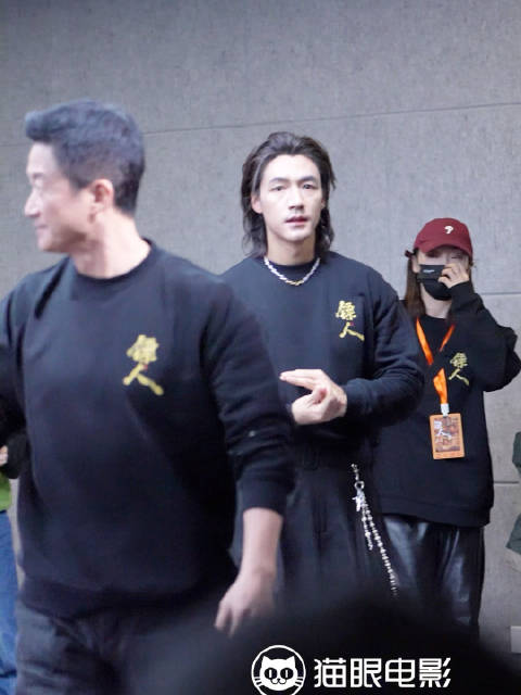 吴京孙艺洲此沙出席镖人微博扫楼活动