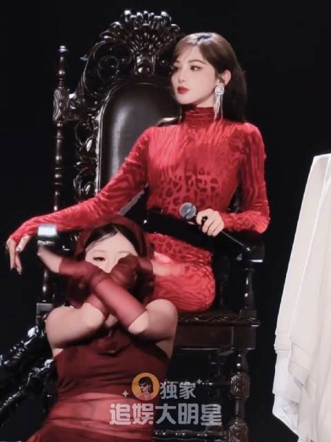 彭小苒穿包裹性强服装展现完美身材