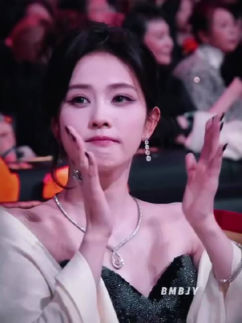 姚译添上台领奖 白梦妍就这样拍