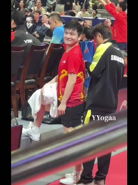 樊振东使唤子豪摘名牌偷笑，调侃周凯小胖乐疯