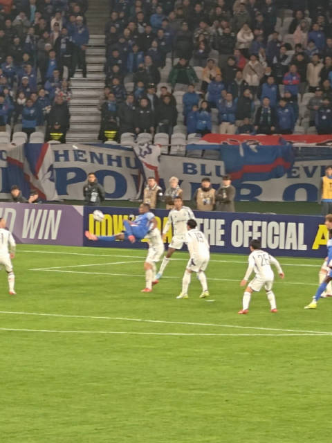 米内罗倒钩射门，但是没踢到足球