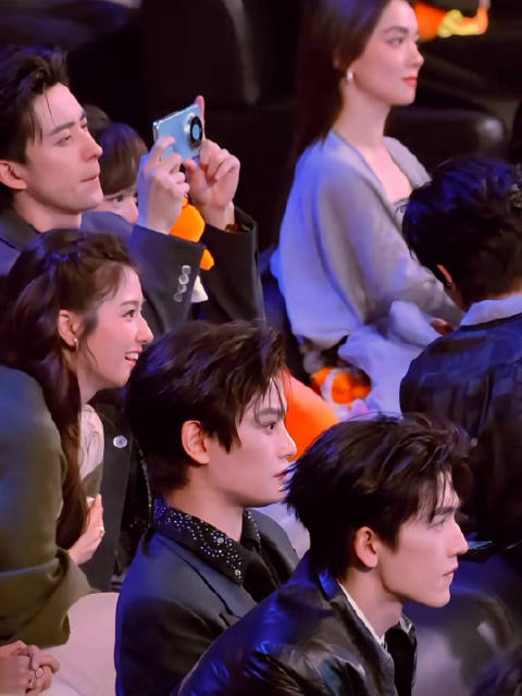 微博之夜众星同框摇摆,李兰迪宋威龙热聊