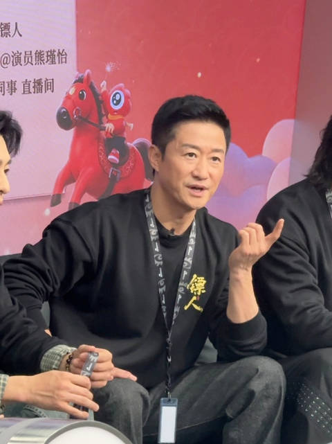 吴京回应与刘耀文说悄悄话内容，透露让其再练马术