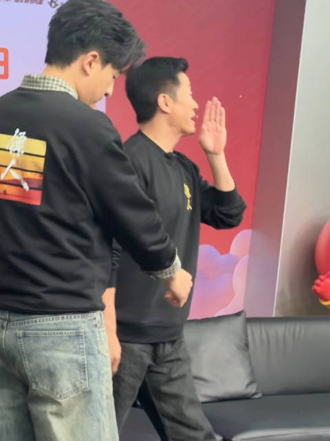 吴京扫楼回应涂唇膏梗，承诺送员工每人一支