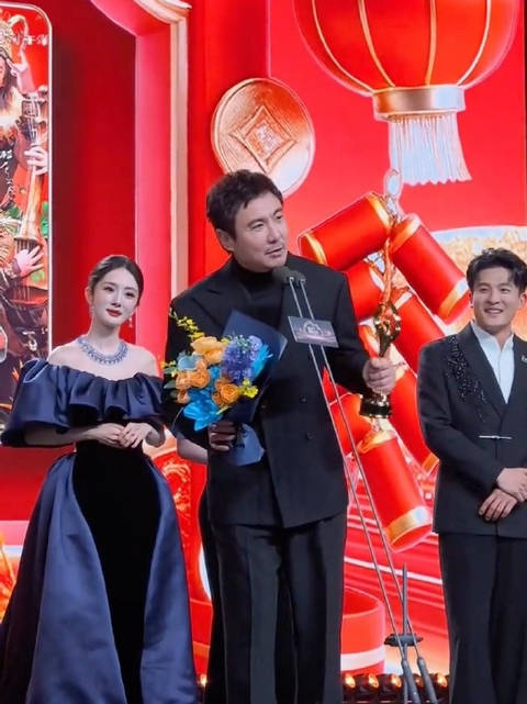 微博之夜沈腾忘词卡顿，杨幂台上憋笑