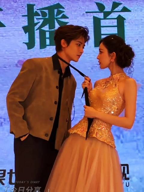 侯明昊娜扎同框互动甜度爆表，拉领带对视默契十足